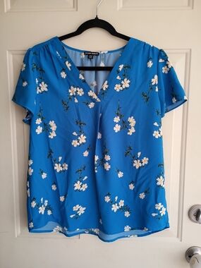 Hilary Radley Blue Floral V-Neck Short Sleeve Top Size Medium